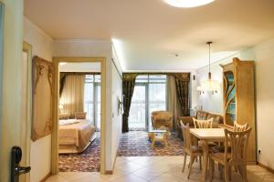 Postel nebo postele na pokoji v ubytování Grand SPA Lietuva Serviced Apartments Dzūkija
