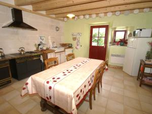kuchnia z dużym stołem w pokoju w obiekcie Holiday Home in Seigneulles with Garden w mieście Seigneulles +20 zdjęć