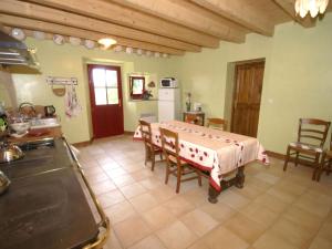 una cucina con tavolo e sedie in una stanza di Stunning Holiday Home with Fenced Garden, Garage,BBQ,Heating a Seigneulles