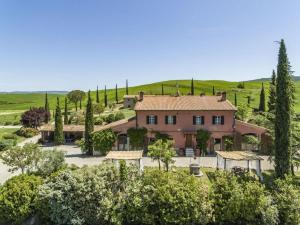 een groot huis met veel bomen ervoor bij Cozy Villa in Castiglione D'orcia Italy with Private Pool in Castiglione dʼOrcia