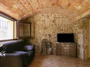 - un salon avec un canapé et une télévision dans l'établissement Pleasant holiday home in La Vall with private pool, à La Vall