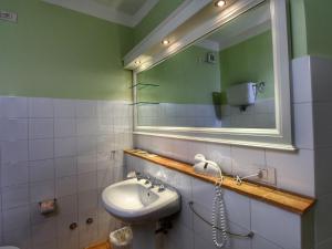 A bathroom at Holiday Home in Assisi near Monte Subasio