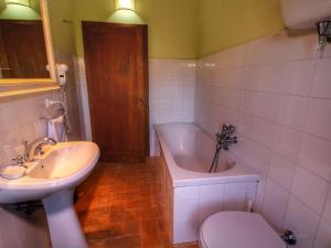 A bathroom at Holiday Home in Assisi near Monte Subasio