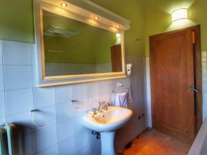 A bathroom at Holiday Home in Assisi near Monte Subasio