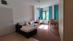 A seating area at Beach Pool and Spa Apartment in Marina Cape