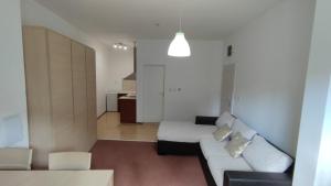 A seating area at Beach Pool and Spa Apartment in Marina Cape