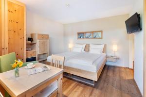 Rúm í herbergi á Gästehaus Bramböck