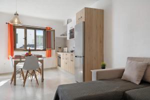 ラ・サンタにあるCasa Líaのソファとテーブルのあるキッチンとリビングルーム