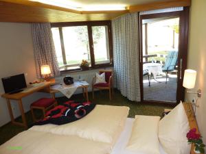 Postel nebo postele na pokoji v ubytování Hotel Lawine
