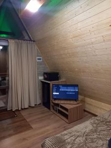 TV a/nebo společenská místnost v ubytování Woodland cottages