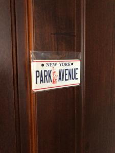 um sinal de New York Park Avenue numa porta em SoHo NewYork em Toucheng