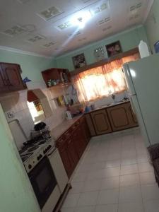 una piccola cucina con piano cottura e frigorifero di Greton Holiday Villa a Meru
