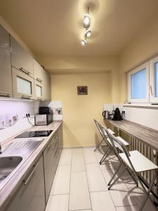 - une cuisine avec un comptoir et des chaises dans l'établissement Brand new apartment in the center, à Budapest