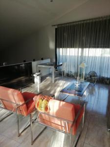 een woonkamer met een bank en een tafel bij CASA NEUS in El Arrabal de Coll dʼArbós