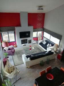 El Arrabal de Coll dʼArbós的住宿－CASA NEUS，客厅设有白色沙发和红色墙壁。
