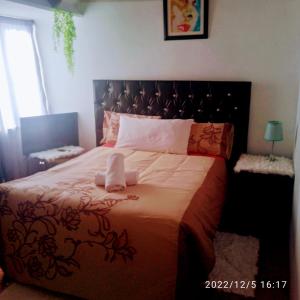 een slaapkamer met een groot bed met een zwart-oranje sprei bij Zagorski’s Bed and breakfast in Bloubergstrand