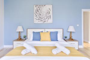 una camera da letto con un grande letto con pareti blu di Luxury JBR · Marina View · 5* Beach Resorts Access a Dubai