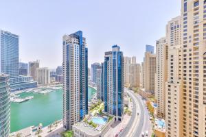 una vista aerea di una città con edifici alti di Luxury JBR · Marina View · 5* Beach Resorts Access a Dubai