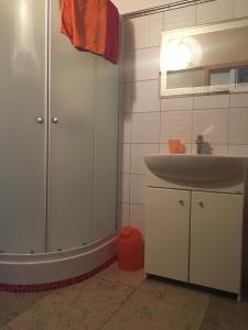 uma casa de banho com um lavatório e uma banheira em Seefeld-apartman em Seefeld in Tirol