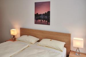 エッカーンフェルデにあるWilde 13のベッドルーム1室(枕2つ、ランプ2つ付)