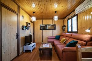 Zona d'estar a Casa Rural La Canadiense Log Cabin