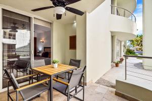 une salle à manger avec une table et des chaises dans l'établissement PB4 Nitta, à Nuevo Vallarta