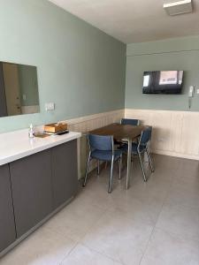 Great Apartment in Recoleta في بوينس آيرس: مطبخ مع طاولة وكراسي ومرآة