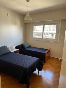 Great Apartment in Recoleta في بوينس آيرس: غرفة نوم بسريرين ونافذة
