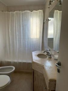 Great Apartment in Recoleta في بوينس آيرس: حمام مع حوض ومرحاض ومرآة