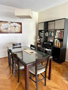 Great Apartment in Recoleta في بوينس آيرس: غرفة طعام مع طاولة وكراسي