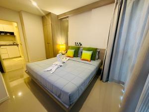 Postel nebo postele na pokoji v ubytování Lumpini Park beach cha-am 2