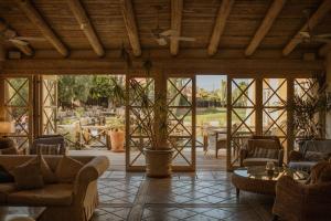 ein großes Wohnzimmer mit Sofas und einem Tisch in der Unterkunft Desert Springs Resort in Vera