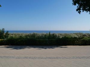 una passerella in mattoni con l'oceano sullo sfondo di Villa Vineta a Bansin Altre 11 foto