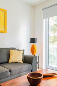 uma sala de estar com um sofá e uma mesa em Santo Amaro Beach Apartment em Oeiras