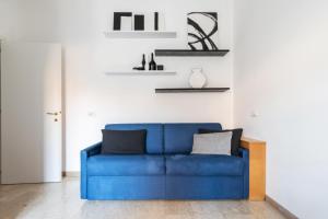 A seating area at LA CASA COLORATA - Flats in Milan - Porta Romana