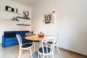 A seating area at LA CASA COLORATA - Flats in Milan - Porta Romana