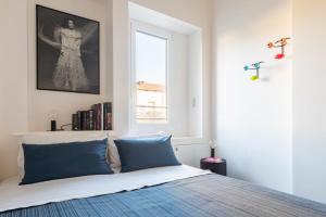 A bed or beds in a room at LA CASA COLORATA - Flats in Milan - Porta Romana