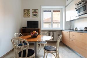 A kitchen or kitchenette at LA CASA COLORATA - Flats in Milan - Porta Romana