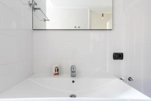 A bathroom at LA CASA COLORATA - Flats in Milan - Porta Romana
