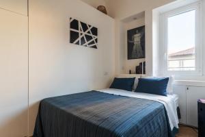 A bed or beds in a room at LA CASA COLORATA - Flats in Milan - Porta Romana