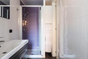 A bathroom at LA CASA COLORATA - Flats in Milan - Porta Romana