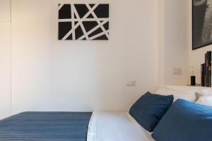 A bed or beds in a room at LA CASA COLORATA - Flats in Milan - Porta Romana