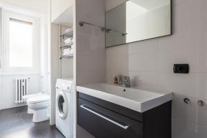 A bathroom at LA CASA COLORATA - Flats in Milan - Porta Romana