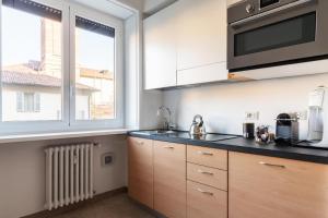 A kitchen or kitchenette at LA CASA COLORATA - Flats in Milan - Porta Romana Még 10 kép
