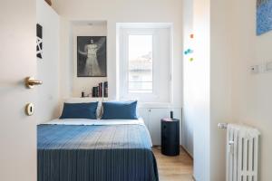 A bed or beds in a room at LA CASA COLORATA - Flats in Milan - Porta Romana