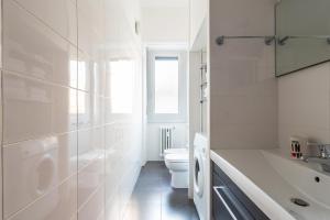 A bathroom at LA CASA COLORATA - Flats in Milan - Porta Romana