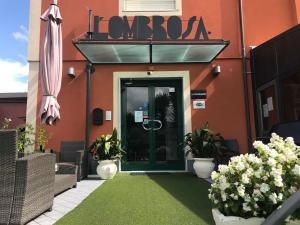 a entrance to a building with a green door at Locanda L'Ombrosa in Vezzano Ligure