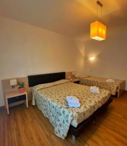 1 dormitorio con 1 cama y 1 mesa con mesita de noche en Locanda L'Ombrosa, en Vezzano Ligure