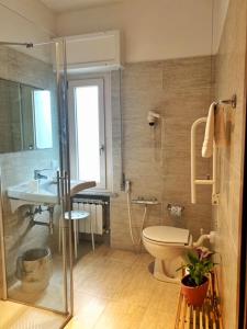 een badkamer met een toilet, een wastafel en een douche bij Locanda L'Ombrosa in Vezzano Ligure