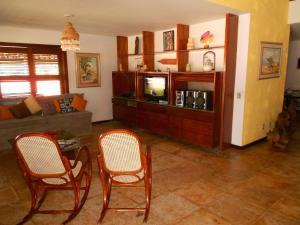sala de estar con sofá, mesa y sillas en Casa do Cumbuco, en Cumbuco